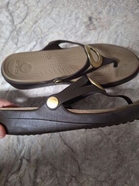 CROCS Women's Dark Brown Thong Sandals with Gold Accents